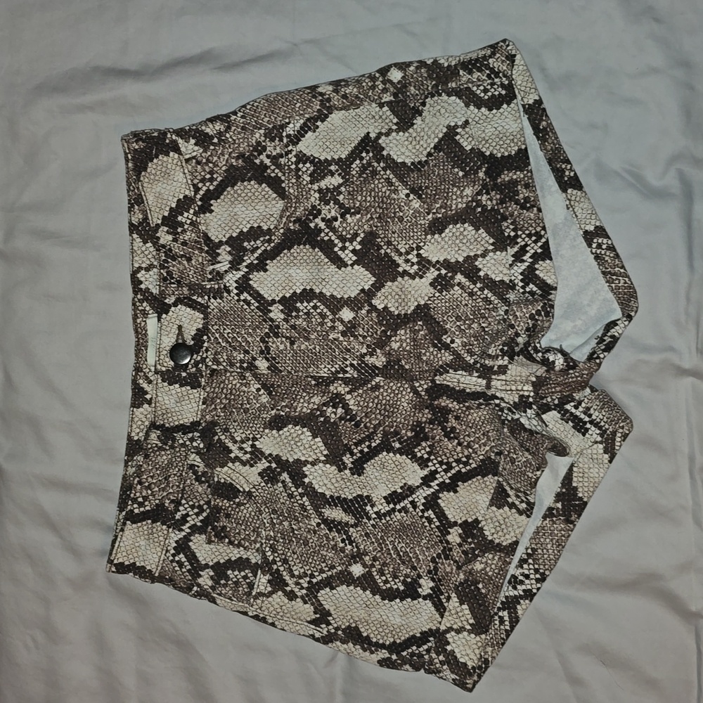 H&M Snakeskin Print High Waisted Shorts Size 8